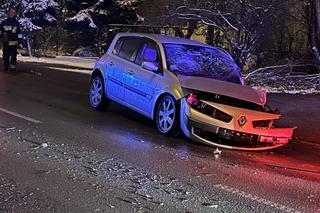 Warszawa. Czołowe zderzenie osobówek w Rembertowie. Jedna osoba trafiła do szpitala 