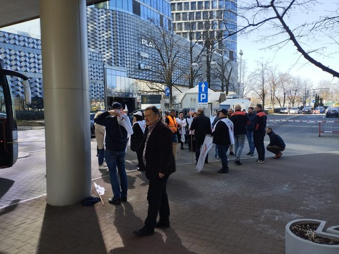 Protest hutników pod Węglokoksem w Katowicach. "Co innego nam mówią, a co innego robią"