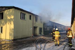 Pożar w fabryce materaców w Jaśle. Dym widać z kilkunastu kilometrów