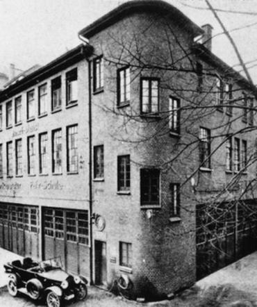 1921: Od pierwszego serwisu Bosch w Hamburgu firma rozpoczęła tworzenie sieci obsługi klientów. Zaczęły powstawać nowe serwisy Bosch
