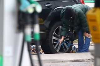 Marta Kaczyńska jak mechanik! Sama sobie radzi z autem