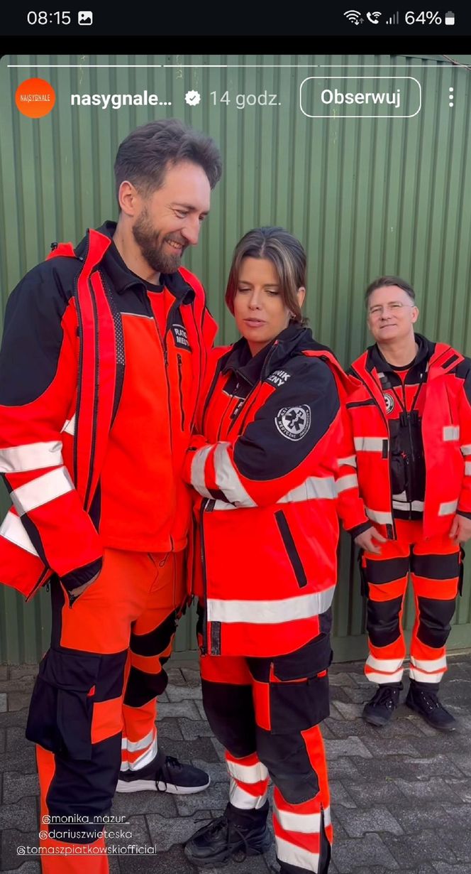 Na sygnale na planie. 6. rocznia ślubu Strzeleckich. Martyna (Monika Mazur), Piotr (Dariusz Wieteska), (Artur Góra (Tomasz Piątkowski)