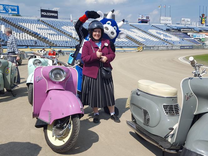 Osy kręciły kółka na stadionie żużlowym w Lesznie. Ogólnopolski zlot skuterów Osa Osieczna-Leszno 