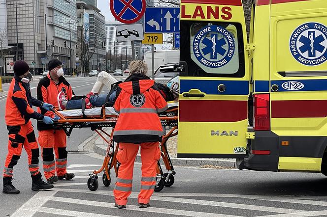 Staranował hulajnogę, uciekł i wrócił. Wypadek w samym centrum Warszawy 