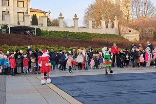 Parada Św. Mikołaja w Rzeszowie. Tłumy dzieci na spotkaniu ze Świętym na Rynku