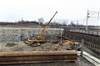 Przecisną żelbetowy wiadukt  pod międzynarodową linią kolejową w Oświęcimiu