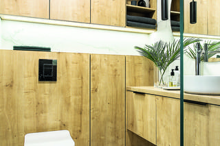 Łazienka z drewnem i marmurem