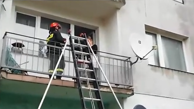 Wysoka: Przyjechał na sygnale do ukochanej. Wszedł na balkon i padł na kolana [WIDEO]