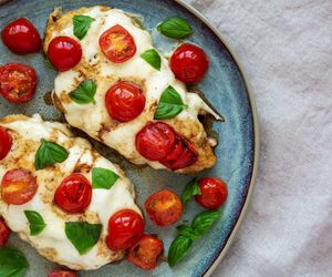 filet z kurczaka z mozzarellą i pomodorami