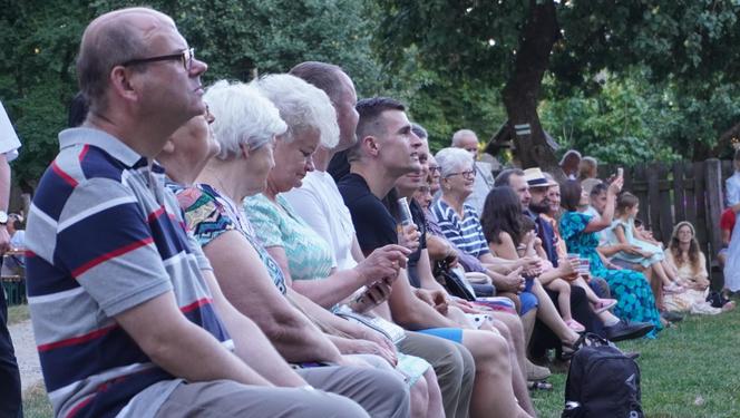 Sielanka na parkiecie w Muzeum Wsi Lubelskiej pod gołym niebem! Za nami kolejna potańcówka w rytmie miejskiego folkloru z Warszawy i Lwowa