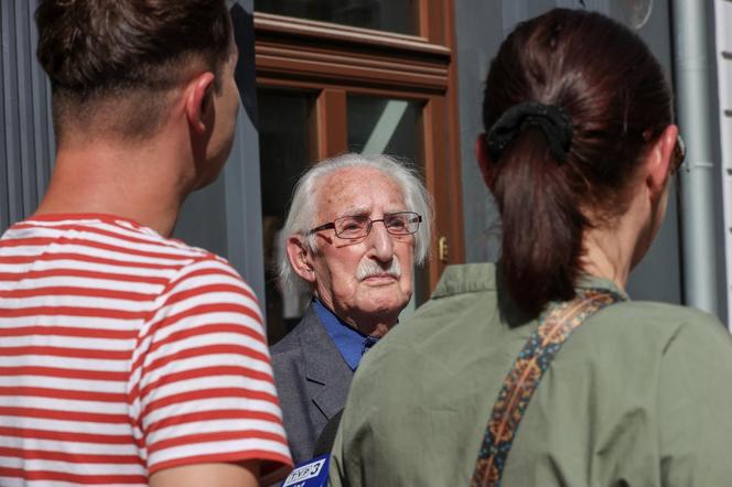 Ocalał z getta. Leon Weintraub odsłonił kamienie pamięci na ul. Włókienniczej