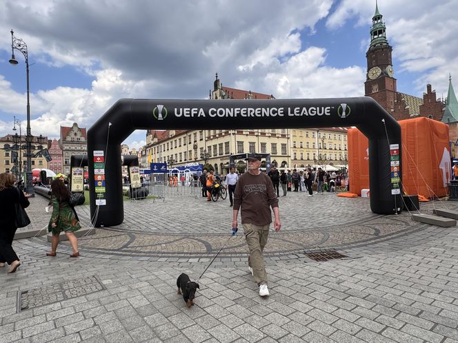 Wrocław żyje finałem Ligi Konferencji Europy. Kibice Betisu i Chelsea już w strefach kibica!