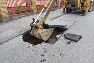 W Jaworznie zapadła się ziemia. Zapadlisko ma 10 metrów głębokości!