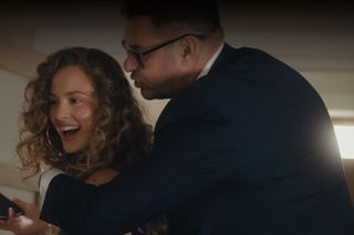 Rodzinka.pl 17 sezon odc. 293. Ludwik (Tomasz Karolak), Agata (Wiktoria Gąsiewska)