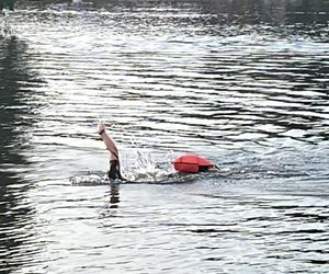 Damian Błaszczyk przez 44 godziny przepłynął 100 km pod zalewie Bojary pod Biłgorajem, kwestując w ten sposób dla 12-letniego ciężko chorego Adasia