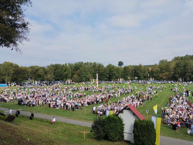 Rocznica koronacji Matki Bożej Kębelskiej w Wąwolnicy. Pojawiło się tysiące wiernych. Zobacz