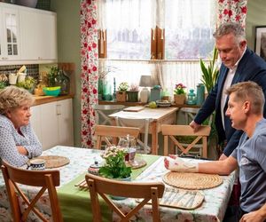 M jak miłość odc. 1846. Paweł (Rafał Mroczek), Barbara (Teresa Lipowska), Artur Rogowski (Robert Moskwa)