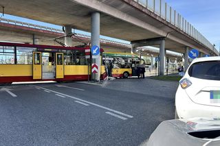 Potężne zderzenie tramwaju i autobusu! Wielkie utrudnienia w ruchu po wypadku w Łodzi [ZDJĘCIA]