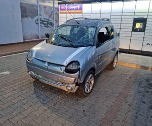 Kolizja na stacji paliw w Krobi. Osobówka przewróciła czterokołowiec