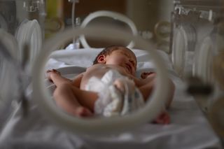 Pielęgniarka wiozła dziecko, wypadło na podłogę. Szpital tuszował sprawę