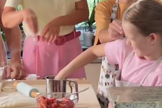 Barwy szczęścia nowy sezon na planie. Marysia (Nina Szumowska), Emil (Artem Malaszczuk), Asia (Anna Gzyra-Augustynowicz)