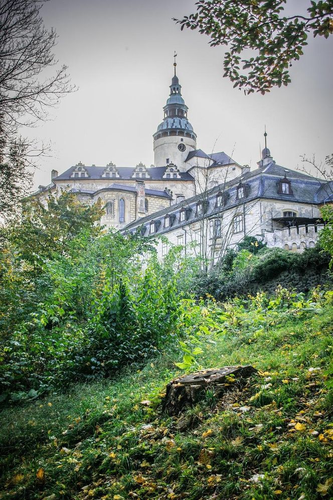 Ten zamek wygląda jak z filmu fantasy.  Leży tuż przy granicy z Polską 