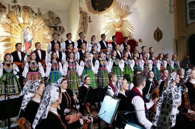 Występ zespołu Mazowsze w Starachowicach