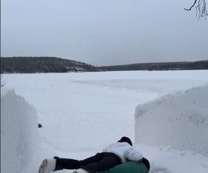 Kevin Mglej schudł ponad 40 kilogramów i teraz pozuje w samych bokserkach. Tak bawi się z Roxie w Finlandii