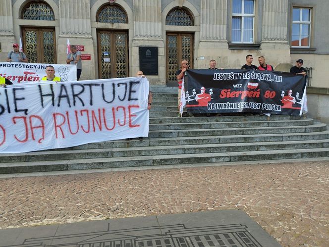 Paraliż w Katowicach. Rozpoczął się protest górników i hutników. "Stal się hartuje, a rząd ją rujnuje"