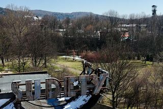 Kiedyś przyjeżdżali tu znani ludzie z całej Polski. Dziś, ogromny hotel z PRL-u stoi opuszczony w Wałbrzychu 