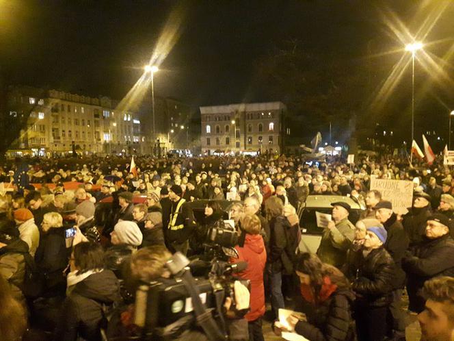 Na plac Dąbrowskiego przyszło kilka tysięcy łodzian