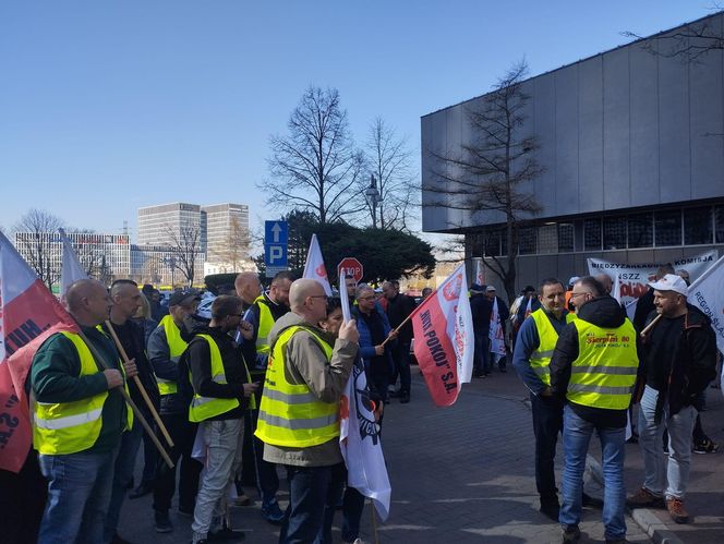 Protest hutników pod Węglokoksem w Katowicach. "Co innego nam mówią, a co innego robią"