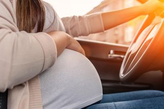 Jechała ekspresówką, gdy nagle poczuła skurcze. Zadzwoniła na 112 i powiedziała, że rodzi