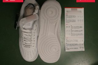 W Zabrzu przechwycono tuzin paczek z Azji. W środku 98 par podrabianego obuwia