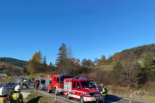 Roztoka Wielka. Osobówka wylądowała w rowie po zderzeniu z busem. Trzy osoby w szpitalu