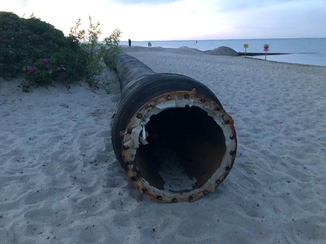 Rury i koparki na plaży w Rewie. Co tam się dzieje? 