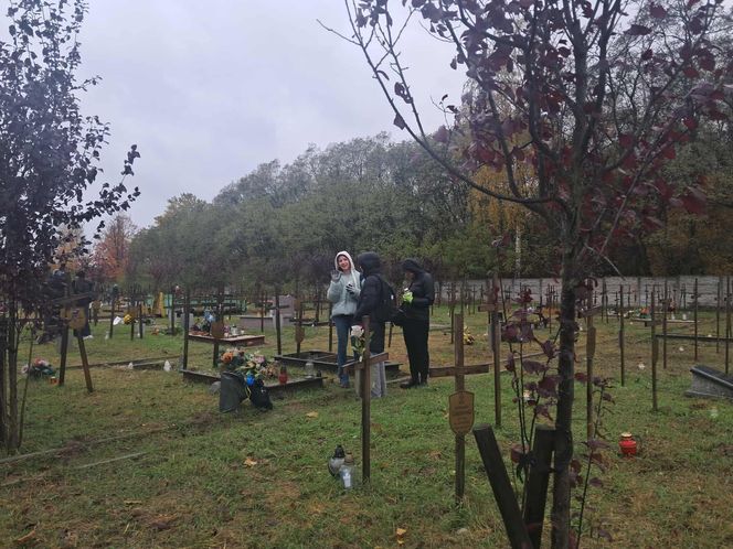 Rekordowa akcja "Światełko Pamięci". Uczniowie z Łodzi porządkowali opuszczone groby