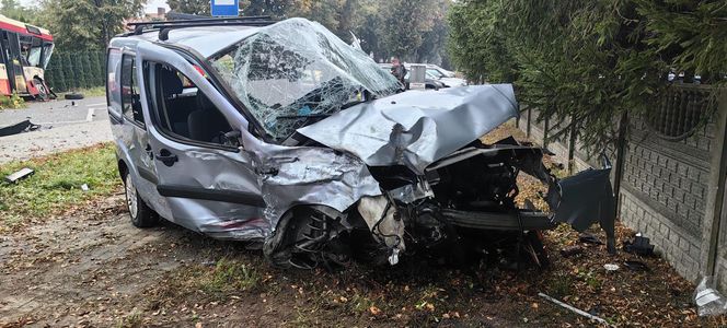 Zderzenie autobusu miejskiego z osobówką w Wilkowicach koło Leszna