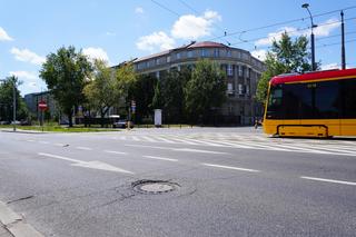 Prawdopodobny właz na tle szkół Sióstr Zmartwychwstanek. W czasie zrywu na terenie tego kompleksu był szpital powstańczy