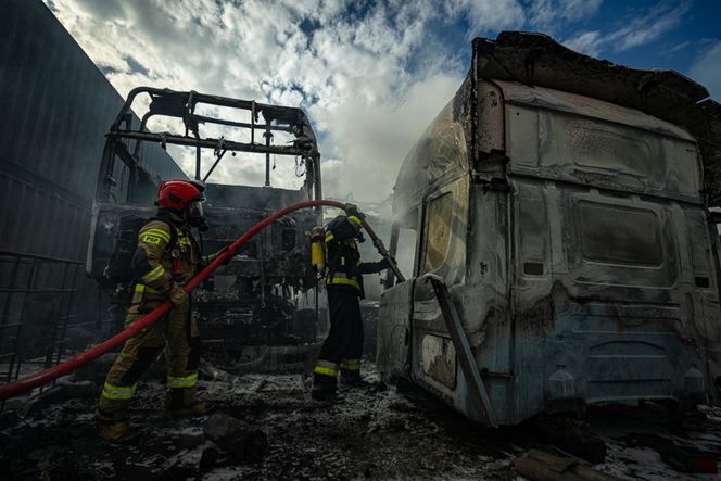 Wielki pożar w Kamieńszczyźnie! Ciężarówki i naczepy stanęły w ogniu