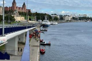 Akcja ratunkowa na Odrze w Szczecinie. Do rzeki wjechał samochód