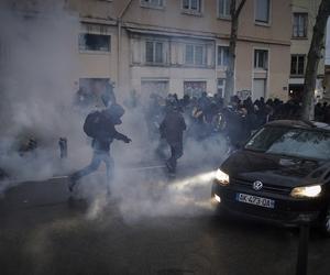 Demonstracje i starcia z policją po zatwierdzeniu przez Radę Konstytucyjną reformy emerytalnej