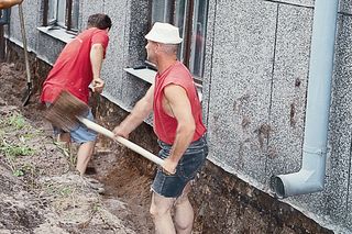 Podbijanie fundamentów kork 1. Zanim wykonano wykop, dookoła budynku usunięto ziemię roślinną, czyli humus. W narożnikach oraz w wybranych odcinkach podkopano ławę fundamentową