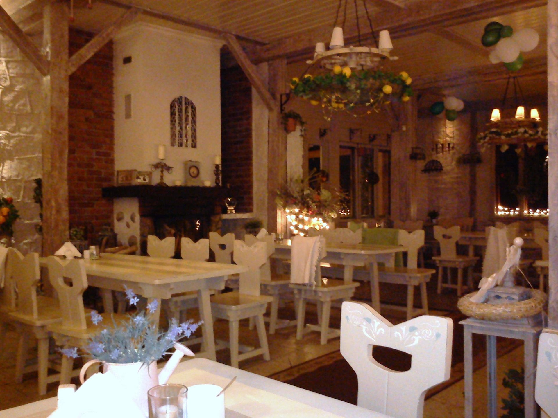 Zajazd Rzepicha - w głębi widać kominek