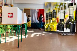 Alkohol w komisjach wyborczych! Skandal w dwóch miastach, odczyt 3,5 promila