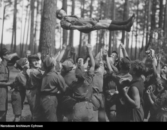 Harcerze podrzucają kolegę świętującego imieniny, Augustów, 1934 r.
