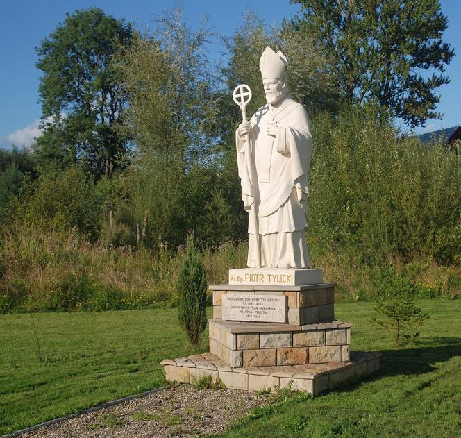 To jedna z najpiękniejszych małopolskich wsi. Według legendy mieszkały w niej czarownice