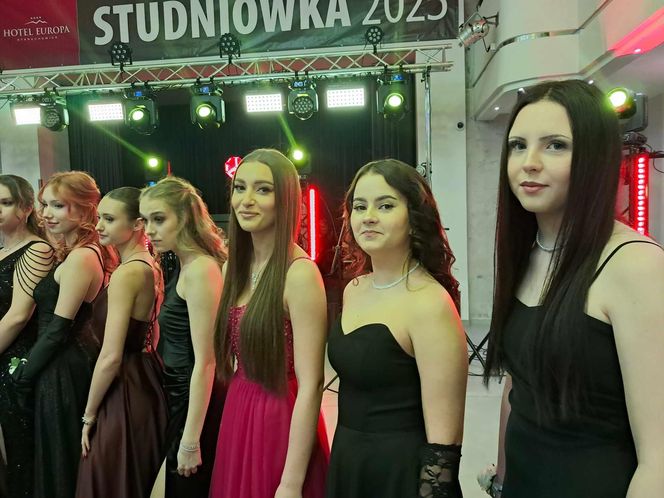 Studniówki 2025. Zobaczcie jak bawili się maturzyści skarżyskiego "Mickiewicza"