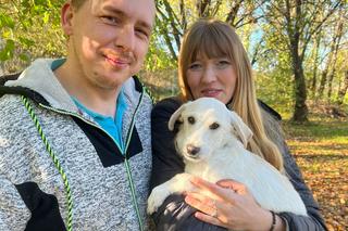 Fado stanął na czterech łapach. Szczeniak po dwóch operacja w końcu może ćwiczyć chodzenie