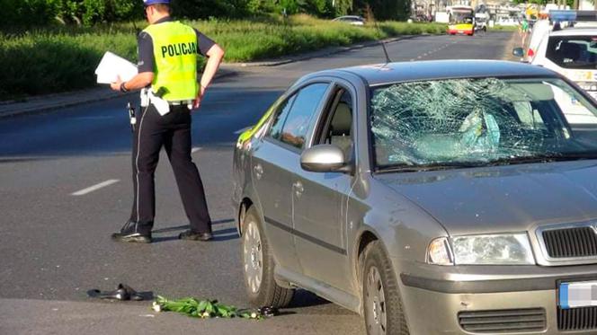 Skoda zmiotła staruszkę. Na jezdni leżą buty i kwiaty 